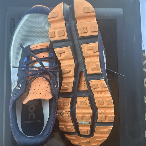 On Cloud sneakers - Like New -Excellent condition- worn about 4 times. - Picture 2 of 7